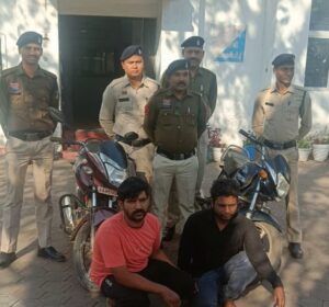 Raigarh News: कोतवाली पुलिस ने चोरी की बाइक के साथ दो आरोपियों को किया गिरफ्तार, ग्राहक तलाशते पकड़े गए