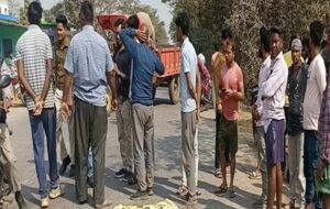 CG: शिक्षक की मौत, ड्यूटी पर जा रहे शिक्षक की बाइक को तेज रफ़्तार वाहन ने मारी टक्कर, मौके पर मौत