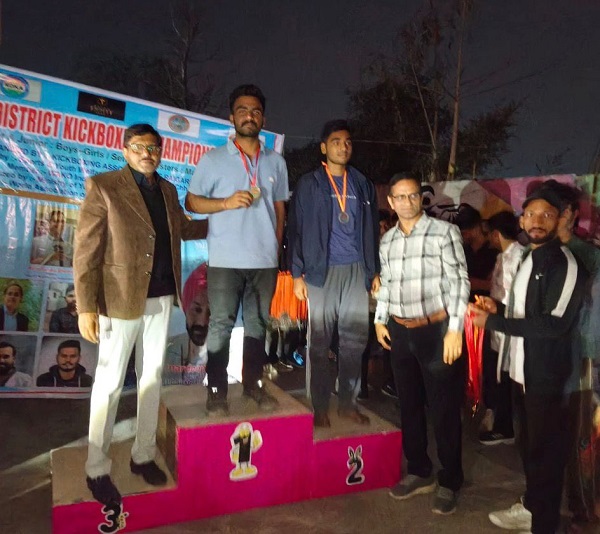  Raigarh: किक बॉक्सिंग टूर्नामेंट संपन्न, संस्कार स्कूल बना खेल प्रतिभाओं का मंच, अनिल रतेरिया व रामचन्द्र शर्मा के आतिथ्य में हुआ पुरस्कार वितरण