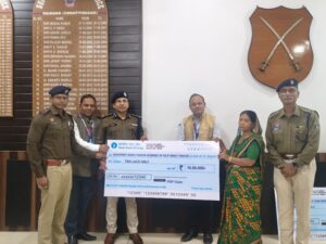 Raigarh: आकस्मिक निधन हुए दो पुलिसकर्मियों के परिजनों को पुलिस सैलरी पैकेज से मिला 10–10 लाख रुपये का बीमा चेक