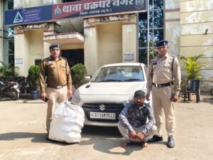 Raigarh News: ऑपरेशन “आघात” में रायगढ़ पुलिस को बड़ी सफलता; पहाड़ मंदिर रोड पर नाकेबंदी में 2 लाख रुपए के गांजा के साथ तस्कर गिरफ्तार
