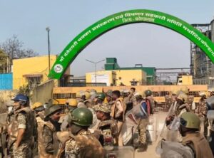 CG News: 800 ग्रामीणों ने मक्का प्लांट पर बोला धावा, कार-ट्रैक्टर समेत कई वाहनों में तोड़फोड़, इलाके में तनाव