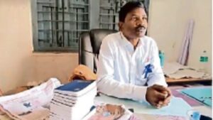 जशपुर के सरकारी स्कूल में बाइबिल बांटने पर बवाल, कक्षा में धर्म ग्रंथ बांट रहे शिक्षक को ‘कारण बताओ’ नोटिस