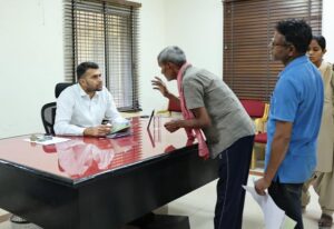 Raigarh News: जनदर्शन में कलेक्टर ने सुनी लोगों की समस्याएं, अधिकारियों को दिए पारदर्शी व समयबद्ध निराकरण के निर्देश