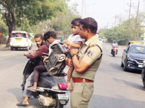 Raigarh News: खाकी का मानवीय दायित्व,  एडिशनल एसपी अनिल सोनी ने सड़क पर भटक रहे 2 वर्षीय बालक को मां से मिलाया