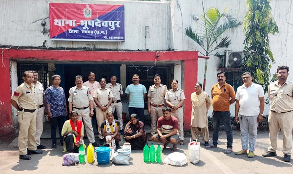 Raigarh News: अवैध महुआ शराब के खिलाफ भूपदेवपुर क्षेत्र में पुलिस व आबकारी विभाग की संयुक्त कार्रवाई, 92.500 लीटर शराब व 200 किलो महुआ लाहन जब्त