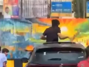 सनरूफ से ‘खतरनाक स्टंट’! चलती कार की छत पर बैठकर राहगीरों पर फेंके गुब्बारे, वीडियो वायरल होते ही एक्शन