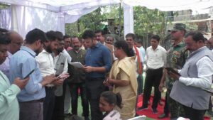 Raigarh News: सुदूर वनांचल कापू में प्रशासन पहुंचा जनता के द्वार, जिला स्तरीय जनसमस्या निवारण शिविर में बड़ी संख्या में पहुंचे ग्रामीण, कई समस्याओं का मौके पर हुआ निराकरण