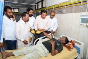 सांसद नवीन जिन्दल के जन्मदिन पर लोकनायक जयप्रकाश अस्पताल में मरीजों को वितरित किए गए फल