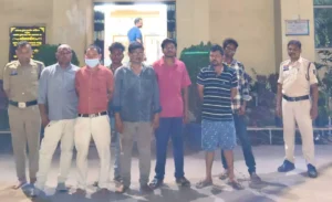 रायगढ़: सड़क पर जाम छलकाना पड़ा भारी! अचानक पहुंची पुलिस… 9 लोग ऐसे चढ़े हत्थे कि मच गया हड़कंप