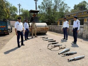 “सड़क पर गूंज रहा था खौफनाक शोर… पुलिस ने पकड़े 11 वाहन, 50 साइलेंसर बुलडोजर से कुचल डाले”