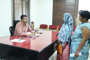 Raigarh News: कलेक्टर ने जनदर्शन में सुनीं आमजन की समस्याएं, त्वरित निराकरण के दिए निर्देश