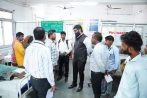 Jashpur News: कलेक्टर रोहित व्यास ने अस्पताल पहुंचकर घायलों से मुलाकात की, डॉक्टरों को बेहतर उपचार के दिए निर्देश, 3 गंभीर रूप से घायल यात्रियों को अंबिकापुर किया गया रेफर !