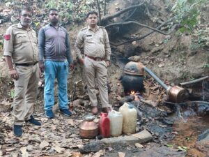 Raigarh: आबकारी विभाग की बड़ी कार्रवाई; 6 मामलों में 305 लीटर महुआ शराब और 1050 किलो लाहन जब्त