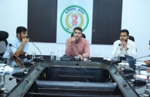 Raigarh News: शासन की प्राथमिकता वाली योजनाओं में लक्ष्य के अनुरूप प्रगति सुनिश्चित करें- कलेक्टर मयंक चतुर्वेदी