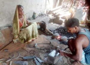 Raigarh News: दिलमोती अगरिया ने लोहे के हुनर से बदली अपनी जिंदगी, महिला समूह से जुड़कर शुरू किया आजीविका कार्य, अब खुद बना रही रोजगार का रास्ता