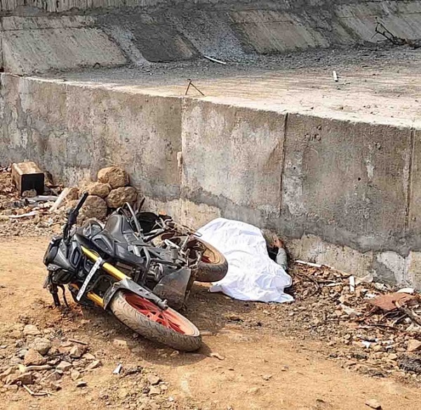 Raigarh News: रेलवे ओवर ब्रिज के निर्माणाधीन गड्ढे में गिरकर सरपंच की मौत, जांच में जुटी पुलिस