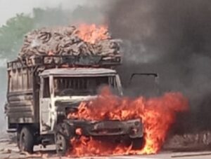 Raigarh News: धधकती पलारी ने बरपाया कहर, बोरियों से भरी पिकअप जलकर खाक, हाईवे पर मचा हड़कंप, नीचे कूदकर ड्राइवर ने बचाई जान
