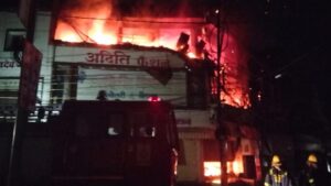 CG: इंदिरा मार्केट में दो दुकानों में भीषण आग, लाखों का सामान जलकर खाक