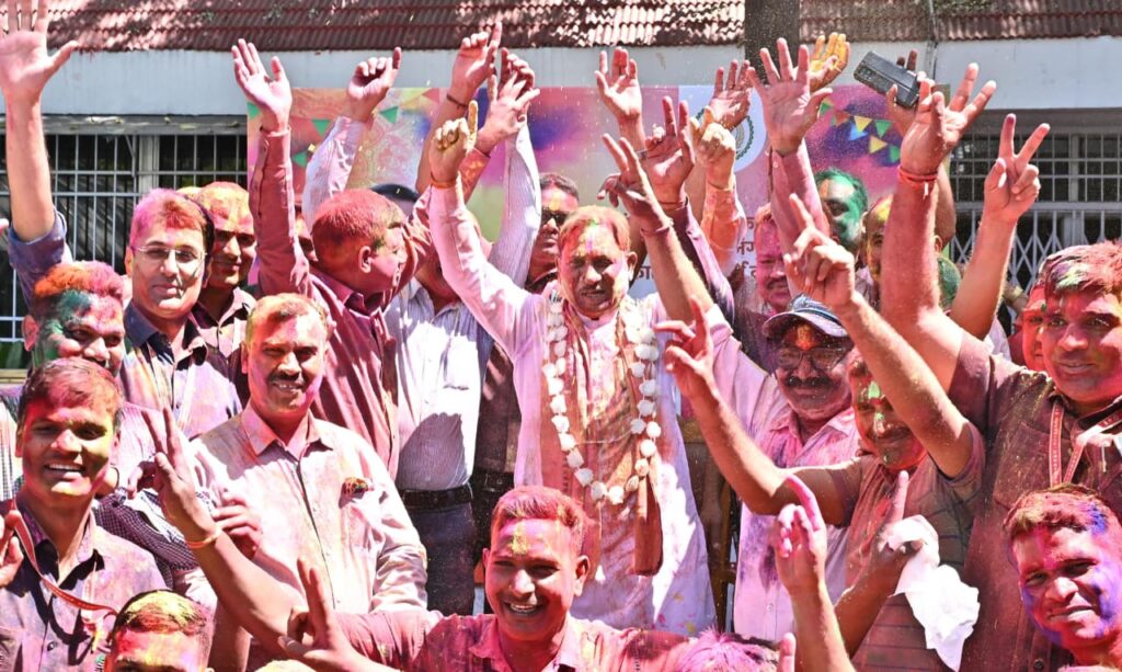 मुख्यमंत्री निवास में होली के रंगों की बौछार: मुख्यमंत्री विष्णु देव साय ने अधिकारियों-कर्मचारियों संग खेली होली