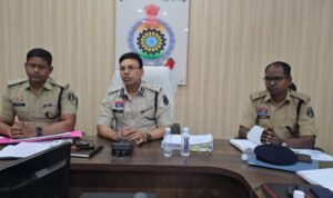 Raigarh news: “शिकायतों की पेंडेंसी खत्म कर अपराधियों पर कार्रवाई तेज करें थाना प्रभारी— एसएसपी शशि मोहन सिंह”