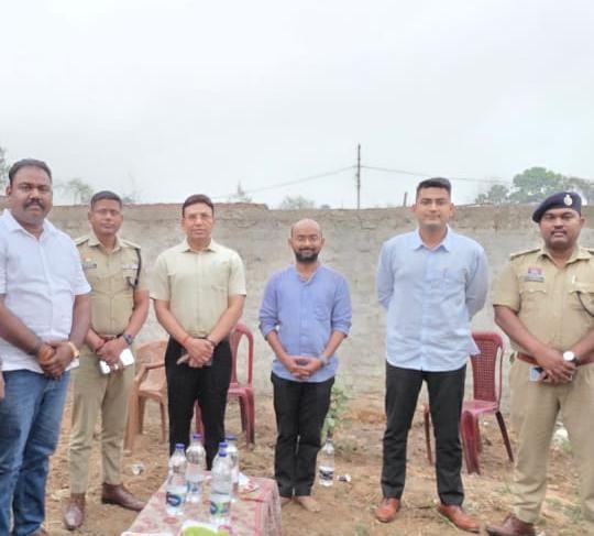 Raigarh: यूपीएससी में सफलता पाने वाले अजय गुप्ता से एसएसपी शशि मोहन सहित अधिकारियों की सौजन्य भेंट, उज्ज्वल भविष्य की दी शुभकामनाएं