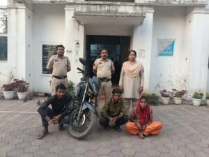 Raigarh news: जिला अस्पताल से चोरी बाइक 24 घंटे के भीतर बरामद, महिला सहित तीन आरोपी गिरफ्तार