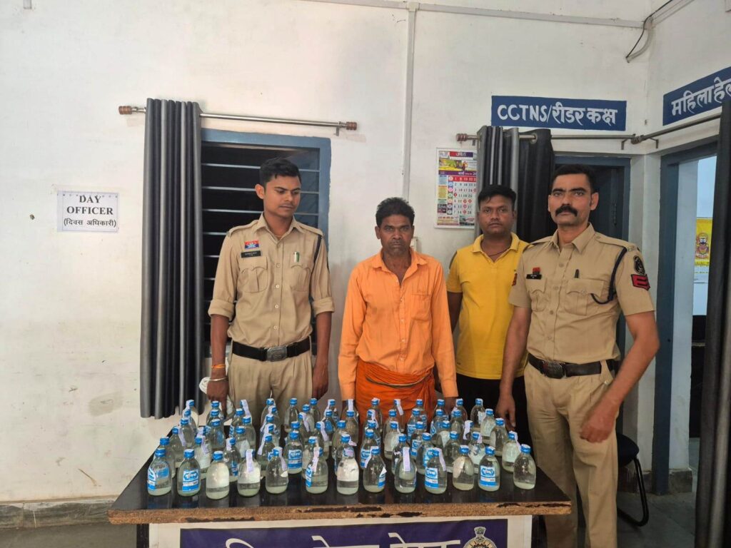 Raigarh news: “ऑपरेशन आघात” के तहत अवैध शराब पर पुसौर पुलिस की बड़ी कार्रवाई, स्कूटी से 70 नग देशी मदिरा प्लेन परिवहन करते आरोपी गिरफ्तार*