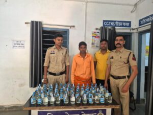 Raigarh news: “ऑपरेशन आघात” के तहत अवैध शराब पर पुसौर पुलिस की बड़ी कार्रवाई, स्कूटी से 70 नग देशी मदिरा प्लेन परिवहन करते आरोपी गिरफ्तार*