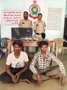 Raigarh news: घरघोड़ा पुलिस ने 24 घंटे में सुलझाया मकान चोरी का मामला, चोरी गए LED T V, आयरन व बर्तन सहित सामान बरामद, दो आरोपी गिरफ्तार