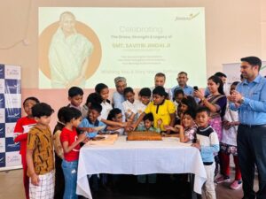 Raigarh News: सेवाभाव और जनकल्याण के साथ मनाया गया सावित्री देवी जिंदल का जन्मदिन