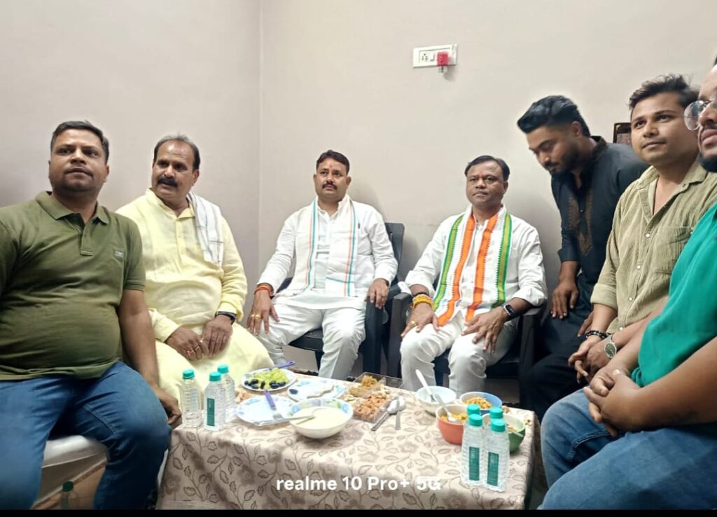 ईद पर सियासत से ऊपर उठी सौहार्द की मिसाल दीपक बैज पहुंचे सलीम नियारिया के घर