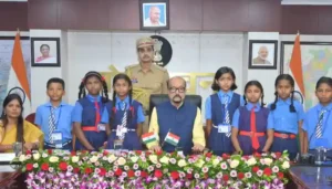 राज्यपाल डेका से धमतरी के सुदूर वनांचल क्षेत्र के प्रतिभाशाली बच्चों ने की आत्मीय मुलाकात