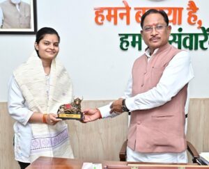 यूपीएससी सिविल सेवा परीक्षा में 35वीं रैंक प्राप्त करने वाली वैभवी अग्रवाल को मुख्यमंत्री ने दी बधाई