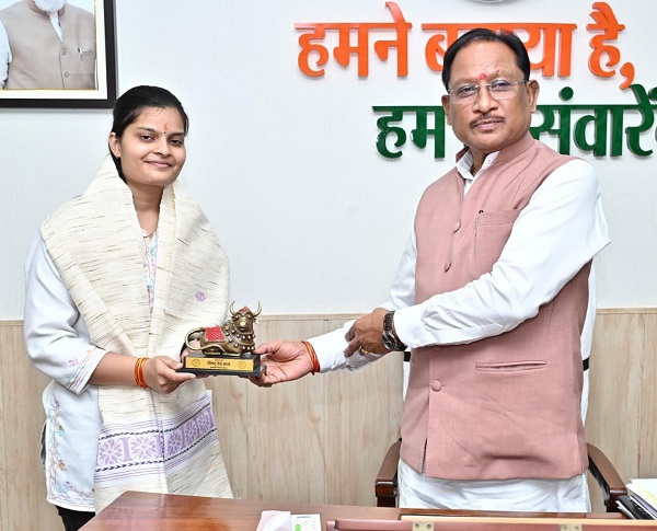यूपीएससी सिविल सेवा परीक्षा में 35वीं रैंक प्राप्त करने वाली वैभवी अग्रवाल को मुख्यमंत्री ने दी बधाई