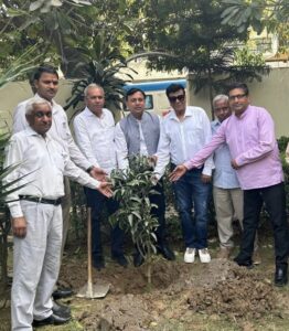 सांसद नवीन जिन्दल के जन्मदिन पर रेड अमेरिकन आम के 56 पौधे किए रोपित