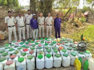 Raigarh News: कोतरारोड़ पुलिस की बड़ी कार्रवाई, ग्राम बायंग में अवैध शराब की सूचना पर रेड, 100 से अधिक डिब्बों में मिला महुआ लाहन मौके पर पुलिस ने किया नष्ट