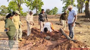Jashpur News: जंगल क्षेत्र में अवैध बोरवेल खनन पर वन विभाग की सख्त कार्यवाही, दो वाहन जब्त