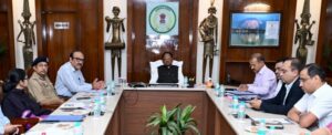 मुख्यमंत्री विष्णु देव साय कमिश्नर, आईजी और जिला कलेक्टरों के साथ वीडियो कॉन्फ्रेंसिंग के माध्यम से कर रहे हैं बड़ी बैठक, पेट्रोलियम पदार्थों और गैस सिलेंडरों की उपलब्धता पर ले रहे हैं जानकारी