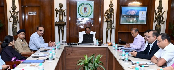 मुख्यमंत्री विष्णु देव साय कमिश्नर, आईजी और जिला कलेक्टरों के साथ वीडियो कॉन्फ्रेंसिंग के माध्यम से कर रहे हैं बड़ी बैठक, पेट्रोलियम पदार्थों और गैस सिलेंडरों की उपलब्धता पर ले रहे हैं जानकारी
