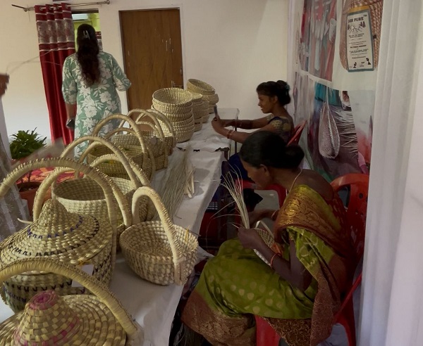 सफलता की कहानी; पारंपरिक हस्तशिल्प उत्पाद बना आजीविका का साधन, स्व सहायता समूह से जुड़कर कांसाबेल की महिलाओं ने स्वरोजगार की राह अपनाई