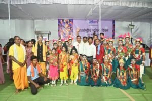 Raigarh: अदाणी फाउंडेशन के आयोजन में ग्रामीण महिलाओं ने दिखाई प्रतिभा, खेल प्रतियोगिताओं और सुआ नृत्य में बढ़-चढ़कर लिया हिस्सा, विजेताओं को किया गया सम्मानित