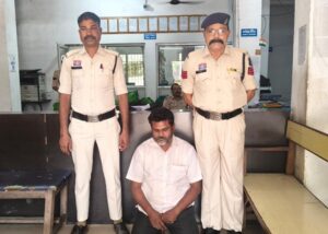 Raigarh News: रायगढ़ में “ऑपरेशन अंकुश” के तहत सट्टा पर कार्रवाई, रेलवे बंगलापारा व बेलादुला में सट्टा के साथ 3 आरोपी गिरफ्तार