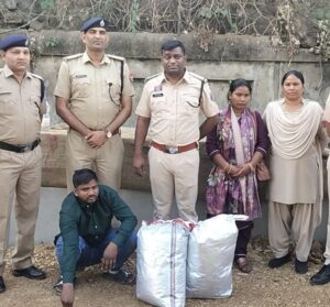 CG News: गर्लफ्रेंड-बॉयफ्रेंड गिरफ्तार, पति-पत्नी बनकर 13 किलों गांजा के साथ जा रहे थे प्रयागराज, रेलवे स्टेशन के बाहर पार्किंग एरिया से दोनों को पकड़ा