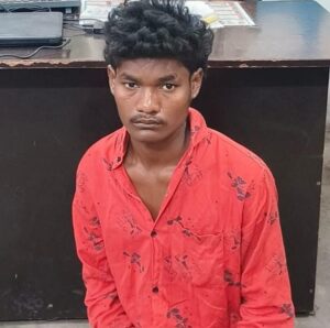 Raigarh News: घर में घुसकर मारपीट, दोनों आरोपी आदतन बदमाश, चंद घंटों में पुलिस ने एक आरोपी को दबोचा, चाकू जब्त, फरार आरोपी की तलाश जारी