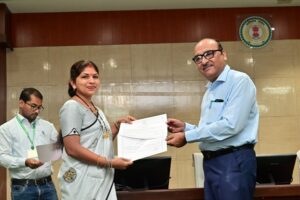 ई-ऑफिस में समयबद्ध कार्य करने और उपस्थिति में श्रेष्ठ प्रदर्शन करने वाले अधिकारी-कर्मचारियों को मुख्य सचिव ने किया सम्मानित, मंत्रालय में कार्य निष्पादन में गृह विभाग अव्वल