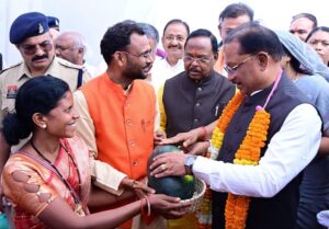  मुख्यमंत्री ने दो दिवसीय राज्य स्तरीय तिलहन किसान मेले का किया शुभारंभ, कहा- किसानों से किया हर एक वादा पूरा कर रही है हमारी सरकार