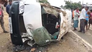 CG: ट्रैक्टर से टक्क्र के बाद स्कूल वैन पलटी, शिक्षिका समेत 10 बच्चे हुए घायल 