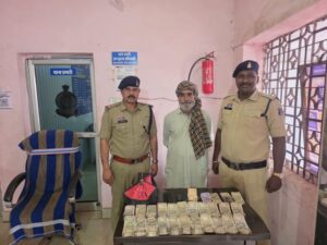 CG: नशे के कारोबार का भंडाफोड़, पुलिस ने अफीम और 14 लाख से अधिक की नगदी के साथ तस्कर को पकड़ा