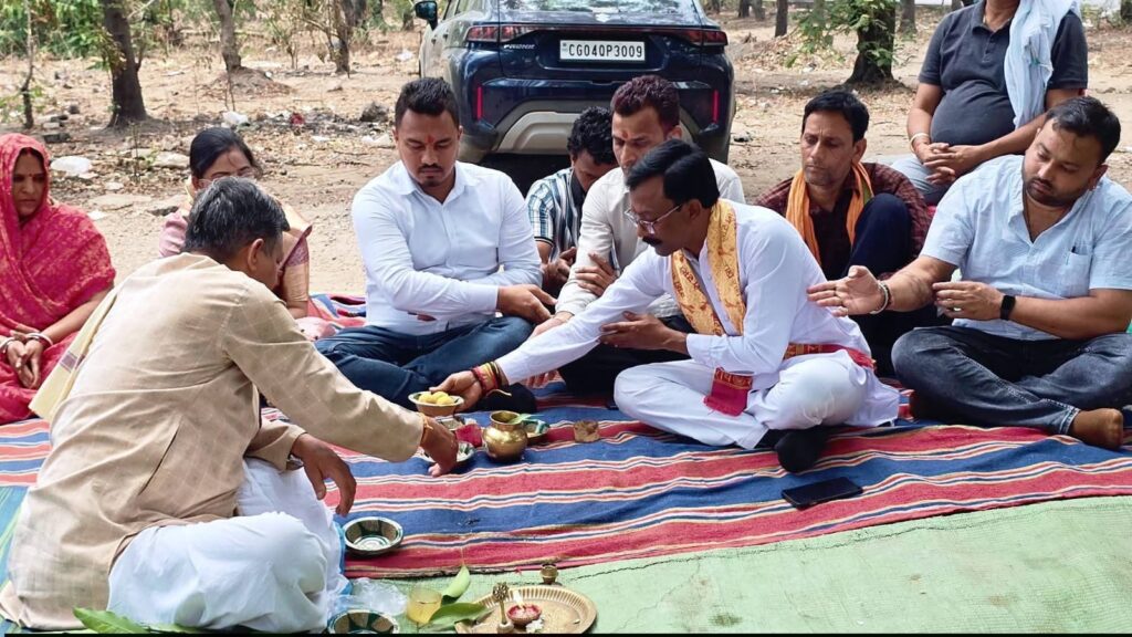 Raigarh: पतरापाली में 12 लाख की लागत से सीसी रोड का शुभारंभ, महापौर जीवर्धन चौहान की पहल